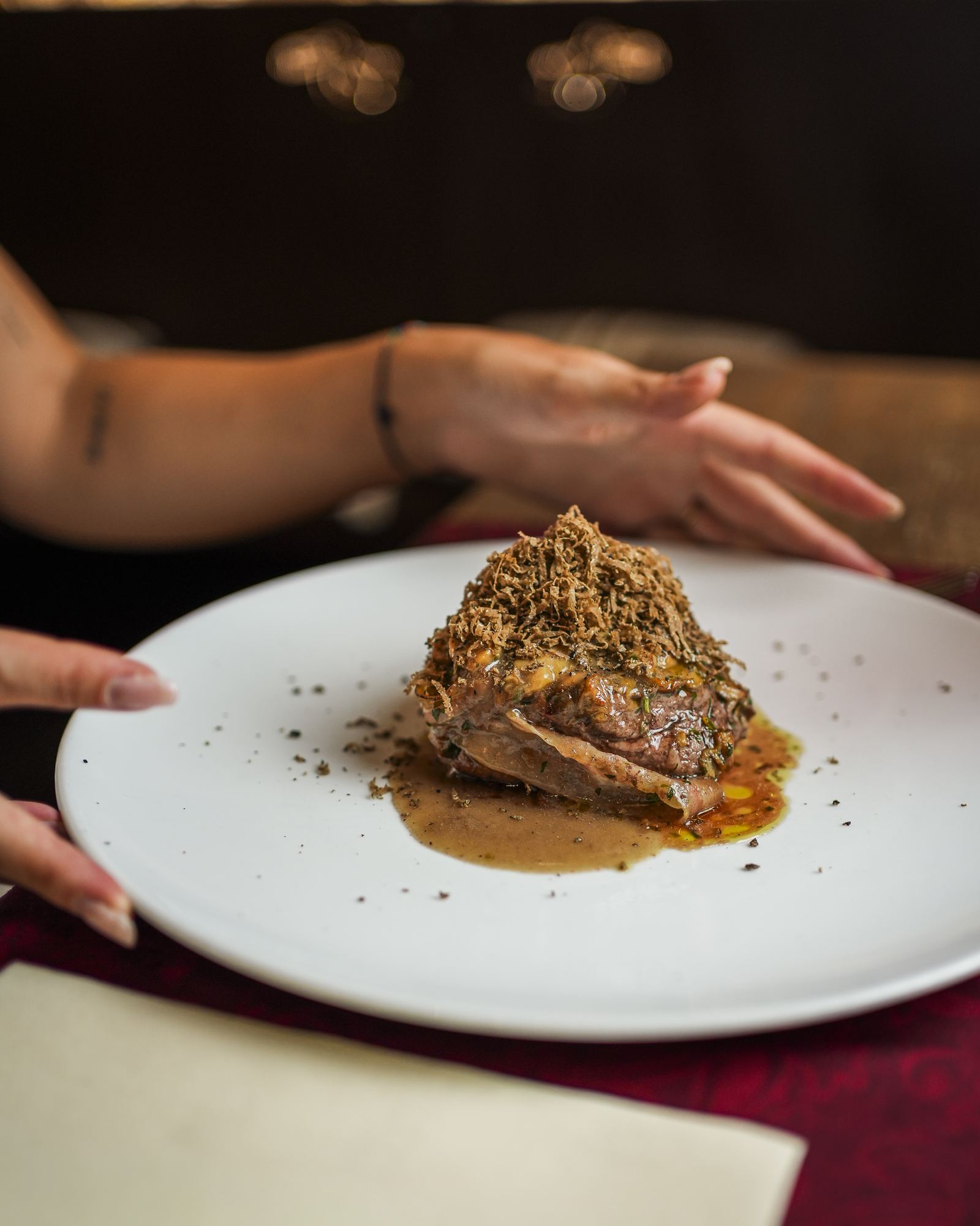 Il filetto al tartufo servito in sala