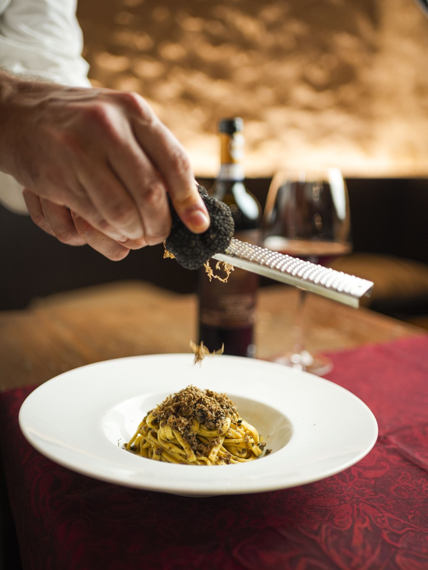 Tartufo nero grattugiato al momento sulle tagliatelle